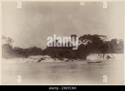 Cascade près de Batanga au Cameroun, partie de l'album photo avec des enregistrements du Cameroun vers 1899., photographie, anonyme, Kameroen, 1899, support photographique, tirage albumine, hauteur, 135 mm × largeur, 200 mm Banque D'Images