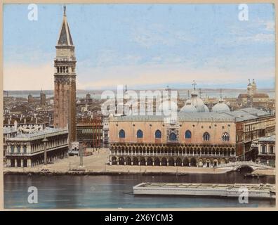 Vue du Palais des Doges, du Campanile et des bâtiments environnants à Venise, Torre de San Marco, la Piazetta, Palacio Ducal, Venecia (titre sur objet), partie de l'album de voyage avec photos et dessins de Manuel Mayo 1876., photographie, anonyme, Venise, 1850 - 1876, support photographique, tirage albumine, hauteur, 175 mm × largeur, 230 mm Banque D'Images