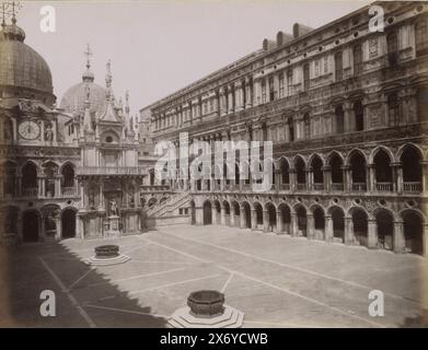 Cour du Palais des Doges à Venise, (Venezia) Palazzo Ducale (titre sur l'objet), partie de l'album de voyage avec des photos de sites en Italie et sur la Côte d'Azur (partie II)., photographie, Giorgio Sommer, Dogepaleis, c. 1860 - c. 1890, papier, impression albumine, hauteur, 195 mm × largeur, 248 mm Banque D'Images