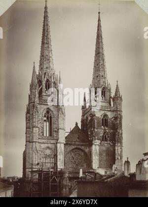 Extérieur de la cathédrale de Bayonne, Bayonne. (Cathédrale (titre sur objet), partie d'album photo avec enregistrements de monuments en France., photographie, Séraphin-Médéric Mieusement, (mentionné sur objet), Bayonne, c. 1880 - c. 1900, support photographique, tirage albumine, hauteur, 366 mm × largeur, 257 mm Banque D'Images