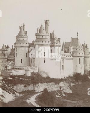 Extérieur du château de Pierrefonds, partie d'album photo avec enregistrements de monuments en France., photographie, anonyme, (mentionné sur l'objet), Pierrefonds, c. 1880 - c. 1900, support photographique, tirage albumine, hauteur, 333 mm × largeur, 250 mm Banque D'Images