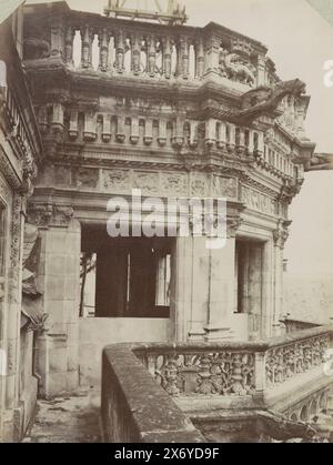 Partie supérieure de l'escalier du château de Blois avec gargouilles et parapet décoré, partie d'album photo avec enregistrements de monuments en France., photographie, Séraphin-Médéric Mieusement, (mentionné sur l'objet), Blois, c. 1880 - c. 1900, support photographique, tirage albumine, hauteur, 355 mm × largeur, 252 mm Banque D'Images