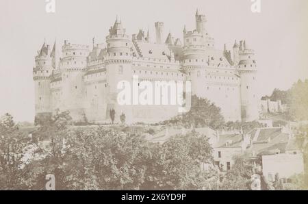 Vue du Château de Pierrefonds, Château de Pierrefonds (titre sur objet), partie d'album photo avec enregistrements de monuments en France., photographie, Paul Robert, (mentionné sur objet), Pierrefonds, c. 1880 - c. 1900, support photographique, tirage albumine, hauteur, 253 mm × largeur, 349 mm Banque D'Images