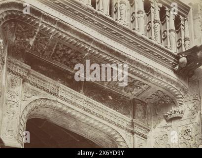 Portail décoré du château de Blois, Blois, Château (titre sur objet), partie d'album photo avec enregistrements de monuments en France., photographie, Séraphin-Médéric Mieusement, (mentionné sur objet), Blois, c. 1880 - c. 1900, support photographique, tirage albumine, hauteur, 258 mm × largeur, 358 mm Banque D'Images