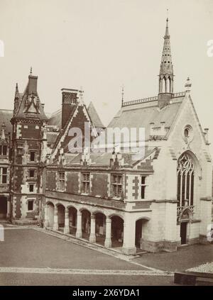 Chapelle dans la cour du château de Blois, partie d'album photo avec enregistrements de monuments en France., photographie, Séraphin-Médéric Mieusement, (mentionné sur l'objet), Blois, c. 1880 - c. 1900, support photographique, tirage albumine, hauteur, 346 mm × largeur, 254 mm Banque D'Images