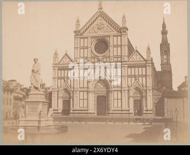 Extérieur de la basilique Santa Croce et de la statue de Dante Alighieri à Florence, Italie, Chiesa di S. Croce (titre sur objet), Florence (titre de la série sur objet), photographie, anonyme, d'après sculpture par : Enrico Pazzi, Florence, 1865 - 1900, carton, impression à l'albumen, hauteur, 201 mm × largeur, 253 mm Banque D'Images