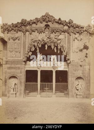 Vue de la Grotta Grande dans les jardins de Boboli à Florence, Italie, Giardini Boboli. Grotta del Bontalente (titre sur objet), Firenze (titre de la série sur objet), photographie, anonyme, Florence, 1851 - 1900, carton, impression albumine, hauteur, 260 mm × largeur, 192 mm Banque D'Images