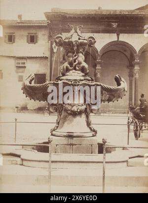 Fontaine sur la Piazza della Santissima Annunziata à Florence, Italie, Florence. Fonte sulla Piazza dell' Anunziata fatto 1615 da Tacca (titre sur l'objet), photographie, anonyme, d'après sculpture par : Pietro Tacca, Florence, 1851 - 1900, carton, impression albumine, hauteur, 261 mm × largeur, 191 mm Banque D'Images