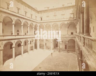 Cour du Palais de la Chancellerie à Rome, Italie, Cortile del Palazzo della Cancelleria, disegno del Bramante (titre sur objet), photographie, Ludovico Tuminello, (attribué à), Rome, 1851 - 1900, carton, impression albumine, hauteur, 203 mm × largeur, 261 mm, hauteur, 223 mm × largeur, 311 mm Banque D'Images