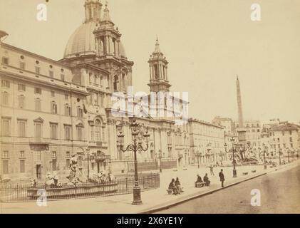 Vue de la Piazza Navona à Rome, Piazza Agonale (titre sur l'objet), à gauche la Sant'Agnese à Agone et derrière à droite la fontaine des quatre ruisseaux par Bernini., photographie, Ludovico Tuminello, (mentionné sur l'objet), après sculpture par : Giovanni Lorenzo Bernini, Rome, 1851 - 1900, papier, impression albumine, hauteur, 190 mm × largeur, 255 mm, hauteur, 255 mm × largeur, 308 mm Banque D'Images