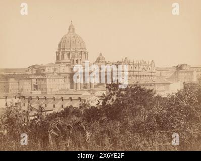 Vue de : Basilique Pierre et Palais apostolique de la Cité du Vatican, Italie, photographie, anonyme, Vaticaanstad, 1851 - 1900, carton, impression albumine, hauteur, 245 mm × largeur, 331 mm Banque D'Images