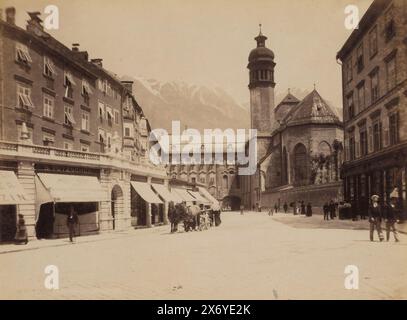 Vue du Burggraben et de l'église de la Cour à Innsbruck, Autriche, Innsbrück - Burggraben (titre sur l'objet), photographie, Fritz Gratl, (mentionné sur l'objet), éditeur : Fritz Gratl, (mentionné sur l'objet), Innsbruck, 1850 - 1920, carton, impression albumine, hauteur, 210 mm × largeur, 279 mm Banque D'Images