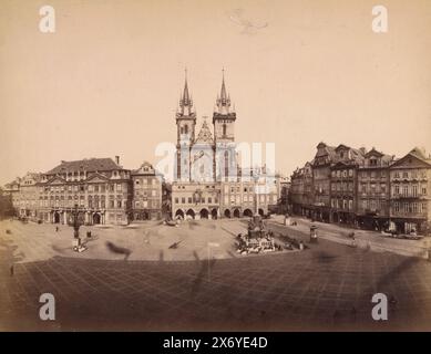 Vue de la Staroměstské náměstí (place de la vieille ville) à Prague, au milieu de l'église de Týn et à droite la boutique de photos et librairie de Heinrich Carl Joachim Satow, Prag, Teynkirche am Altstädter grosse Ring (titre sur l'objet), photographie, anonyme, Praag, 1860 - c. 1865, papier, impression albumine, hauteur, 200 mm × largeur, 256 mm, hauteur, 211 mm × largeur, 263 mm Banque D'Images