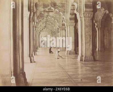 Deux hommes qui prient à l'intérieur du Moti Masjid du Fort d'Agra, Uttar Pradesh, Inde, Masjid signifie une mosquée., photographie, Samuel Bourne, (peut-être), Agra, 1863 - 1870, papier, impression albumine, hauteur, 220 mm × largeur, 282 mm, hauteur, 238 mm × largeur, 316 mm Banque D'Images