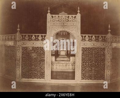 Écrans de marbre au sarcophage dans le Taj Mahal, Agra, Uttar Pradesh, Inde, photographie, anonyme, Taj Mahal, 1865 - 1890, papier, impression albumine, hauteur, 216 mm × largeur, 282 mm, hauteur, 238 mm × largeur, 318 mm Banque D'Images