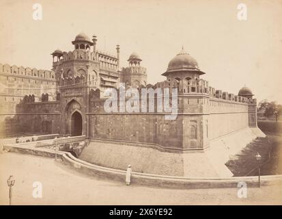 Porte de Lahore du Fort Rouge, Delhi, Inde, porte de Lahore est l'entrée principale du Fort Rouge à Delhi. La porte est située du côté ouest du fort., photographie, Samuel Bourne, (signé par l'artiste), Rode Fort, 1862 - 1870, carton, impression albumine, hauteur, 218 mm × largeur, 283 mm, hauteur, 239 mm × largeur, 317 mm Banque D'Images