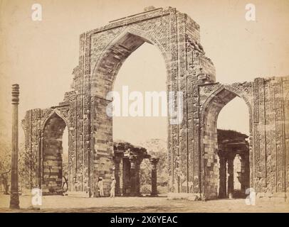 Pilier de fer et ruines de la mosquée Quwwat-ul-Islam, Delhi, Inde, photographie, Samuel Bourne, (signé par l'artiste), Delhi, 1862 - 1864, papier, impression albumen, hauteur, 238 mm × largeur, 303 mm, hauteur, 248 mm × largeur, 318 mm Banque D'Images