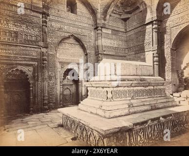 Tombe d'Iltutmish dans le complexe de Qutb à Delhi, en Inde, la première tombe islamique en Inde est située dans le complexe de Qutb. C'est la tombe du sultan Iltutmish de la dynastie mamelouk qui a fondé l'autorité islamique à Delhi., photographie, Samuel Bourne, (signé par l'artiste), Qutb-Complex, 1863 - 1866, carton, impression albumine, hauteur, 233 mm × largeur, 292 mm, hauteur, 250 mm × largeur, 312 mm Banque D'Images