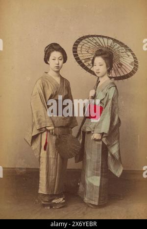 Double portrait de deux femmes japonaises inconnues, photographie, anonyme, Japon, 1860 - 1900, papier, impression albumen, hauteur, 137 mm × largeur, 90 mm, hauteur, 170 mm × largeur, 113 mm Banque D'Images