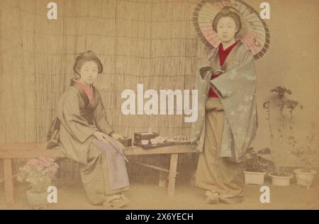 Double portrait de deux femmes japonaises inconnues prenant le thé, photographie, anonyme, Japon, 1860 - 1900, papier, impression albumen, hauteur, 90 mm × largeur, 137 mm, hauteur, 113 mm × largeur, 170 mm Banque D'Images