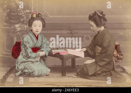 Double portrait de deux femmes japonaises inconnues en lisant, photographie, anonyme, Japon, 1860 - 1900, papier, impression albumen, hauteur, 90 mm × largeur, 137 mm, hauteur, 113 mm × largeur, 170 mm Banque D'Images