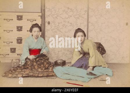 Double portrait de deux femmes japonaises inconnues, photographie, anonyme, Japon, 1860 - 1900, papier, impression albumen, hauteur, 90 mm × largeur, 137 mm, hauteur, 113 mm × largeur, 170 mm Banque D'Images