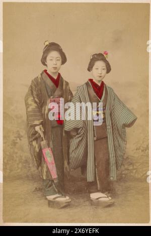 Double portrait de deux filles japonaises inconnues, photographie, anonyme, Japon, 1860 - 1900, papier, impression albumen, hauteur, 90 mm × largeur, 137 mm, hauteur, 113 mm × largeur, 170 mm Banque D'Images