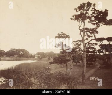 Vue dans le parc Hama-Rikyū à Tokyo, Garden inn Hama Rikyu à Tokyo (titre sur objet), Japon 1884 (titre de la série sur objet), photographie, anonyme, Tokyo, 1884, papier, impression albumen, hauteur, 213 mm × largeur, 267 mm, hauteur, 236 mm × largeur, 318 mm Banque D'Images