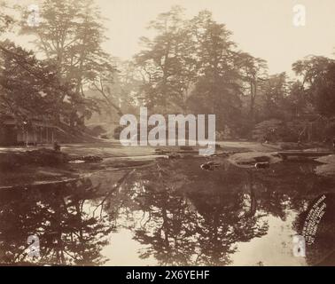 Vue du jardin de Fukiage à Tokyo, vue du salon de thé Takimi dans le jardin de Fukiage (le jardin de Mikado) à Tokyo, Japon (titre sur l'objet), photographie, anonyme, Tokyo, 1884, papier, impression albumen, hauteur, 213 mm × largeur, 267 mm, hauteur, 237 mm × largeur, 316 mm Banque D'Images