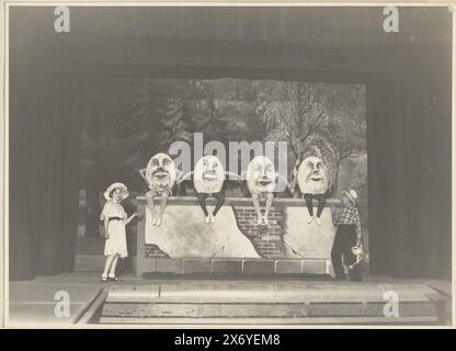 Photo de théâtre d'acteurs tels que Humpty Dumpty et Alice au pays des merveilles, le livre magique de Shirley Temple, la plus grande revue pour enfants montrée à ce jour, Humpty Dumpty etc. (titre sur l'objet), photographie, anonyme, inconnu, 1927 - 1935, support photographique, tirage argenté gélatineux, hauteur, 117 mm × largeur, 163 mm, hauteur, 205 mm × largeur, 285 mm Banque D'Images