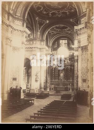 Intérieur de l'église de Santa Maria Assunta à Venise, Italie, Interno della Chiesa dei Gesuiti (titre sur l'objet), photographie, Carlo Ponti, (mentionné sur l'objet), Venise, 1852 - 1893, carton, impression albumine, hauteur, 438 mm × largeur, 304 mm Banque D'Images