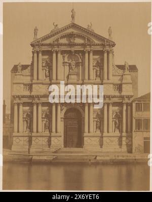 Façade de Santa Maria di Nazareth à Venise, Italie, Chiesa degli Scalzi (S. Maria di Nazaret) (titre sur l'objet), photographie, Carlo Ponti, (mentionné sur l'objet), Venise, 1852 - 1893, carton, impression albumine, hauteur, 325 mm × largeur, 255 mm Banque D'Images