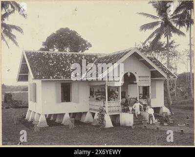 Deux hommes devant la véranda d'une maison dans les Indes orientales néerlandaises, photographie, anonyme, Indes orientales néerlandaises, 1895 - 1920, papier baryta, hauteur, 163 mm × largeur, 218 mm, hauteur, 297 mm × largeur, 358 mm Banque D'Images