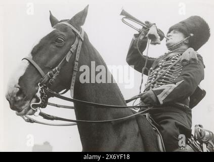 Trompettistes de 'The Special Voluntary Land Storm' à cheval, photographie, anonyme, (mentionné sur l'objet), pays-Bas, 1935, support photographique, tirage argenté gélatineux, hauteur, 130 mm × largeur, 180 mm Banque D'Images