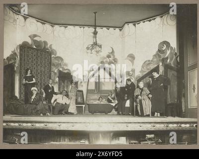 Scène de 'Suzanna dans le bain' : deux actrices dans une baignoire avec des acteurs les entourant, texte publicitaire tout autour, photographie, anonyme, inconnu, 1900 - 1920, support photographique, tirage argenté gélatineux, hauteur, 160 mm × largeur, 221 mm, hauteur, 298 mm × largeur, 352 mm Banque D'Images