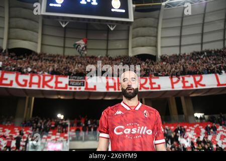 Bari, Italie. 16 mai 2024. Le capitaine de Bari, Valerio Di Cesare, fait ses adieux au public et fait ses adieux au football lors du match italien Serie B 2023/2024 entre SSC Bari vs Ternana Calcio au stade San Nicola de Bari le 16 mai 2024. Pendant la diffusion - SSC Bari vs Ternana Calcio, match de football italien Serie B à Bari, Italie, 16 mai 2024 crédit : Agence photo indépendante/Alamy Live News Banque D'Images