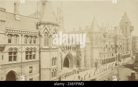 Vue des cours royales de justice sur le Strand à Londres, New Law courts (titre sur objet), photographie, anonyme, Londres, 1882 - 1900, papier, impression albumen, hauteur, 105 mm × largeur, 176 mm Banque D'Images