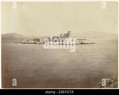 Vue du Château d'If, près de Marseille, le Château d'If (titre sur objet), photographie, anonyme, Île Ratonneau, 1860 - 1900, papier, impression albumen, hauteur, 206 mm × largeur, 272 mm Banque D'Images