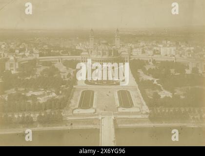 Palais du Trocadéro, vu de la Tour Eiffel, Paris - panorama du Trocadéro, vue Prize de la Tour Eiffel (titre sur objet), photographie, X phot., (mentionné sur objet), Paris, 1889 - 1900, papier, impression albumine, hauteur, 207 mm × largeur, 274 mm Banque D'Images