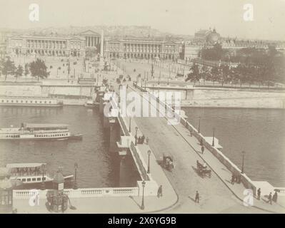 Vue sur la Seine et la place de la Concorde, Paris, Paris - Panorama de la place la Concorde (titre sur objet), photographie, X phot., (mentionné sur objet), Paris, 1887 - 1900, papier, impression albumine, hauteur, 209 mm × largeur, 269 mm, hauteur, 305 mm × largeur, 411 mm Banque D'Images