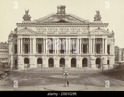 Extérieur de l'Opéra Garnier à Paris, photographie, Albert Mansuy, (mentionné sur l'objet), Paris, 1870 - 1875, papier, impression albumine, hauteur, 156 mm × largeur, 214 mm, hauteur, 304 mm × largeur, 396 mm Banque D'Images