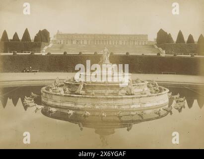 Étang de Latona dans le jardin de Versailles, Parc de Versailles, le bassin de Latone (titre sur l'objet), photographie, X phot., (mentionné sur l'objet), Versailles, 1887 - 1900, papier, impression albumine, hauteur, 209 mm × largeur, 270 mm Banque D'Images