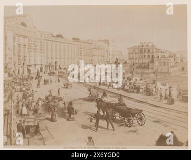 Street view in Santa Lucia avec un marché à Naples, Italie, Strada di Santa Lucia (titre sur objet), Napoli (titre de la série sur objet), photographie, Fratelli Alinari, (éventuellement), éditeur : Fratelli Alinari, (mentionné sur l'objet), Naples, éditeur : Florence, 1852 - 1890, carton, impression albumen, hauteur, 309 mm × largeur, 399 mm Banque D'Images