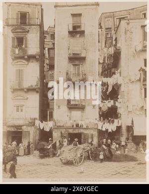 Paysage urbain à Santa Lucia avec buanderie entre les bâtiments, Naples, Italie, Strada di S. Lucia (titre sur objet), Napoli (titre de la série sur objet), photographie, Fratelli Alinari, (mentionné sur objet), Naples, 1852 - 1890, carton, impression albumine, hauteur, 399 mm × largeur, 308 mm Banque D'Images