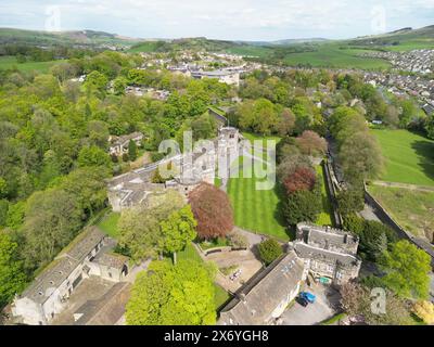 Photo aérienne d'un drone surplombant le château de Skipton Banque D'Images