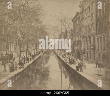 Vue du Oudezijds Achterburgwal à Amsterdam, Oudezijds Achterburgwal, vu en direction du nord vers le pont devant le Stoofsteeg (à gauche)., photographie, anonyme, Amsterdam, 1900 - 1920, papier, hauteur, 220 mm × largeur, 265 mm, hauteur, 264 mm × largeur, 310 mm Banque D'Images