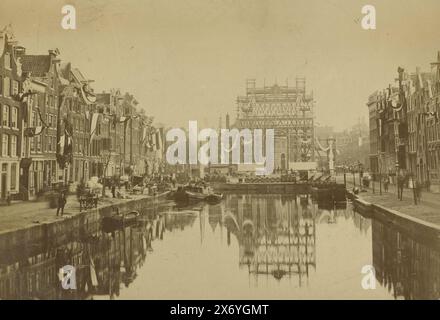 Décoration au Nieuwmarkt/Kloveniersburgwal pour la réception de Willem III et Emma à Amsterdam, Amsterdam Kloveniersburgwal 1878 (titre sur objet), photographie, Albert Greiner, (mentionné sur objet), Amsterdam, 1879, papier, impression albumen, hauteur, 240 mm × largeur, 328 mm, hauteur, 246 mm × largeur, 332 mm Banque D'Images