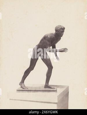 Sculpture d'un lanceur de disques dans les musées napolitains de Naples, Italie, Discobolo (titre sur l'objet), (Museo Napoli) (titre de la série sur l'objet), photographie, Giorgio Sommer, (mentionné sur l'objet), après sculpture par : anonyme, Naples, 1863 - 1914, carton, impression à l'albumen, hauteur, 376 mm × largeur, 307 mm Banque D'Images