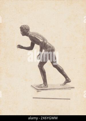 Sculpture d'un lanceur de disques dans les musées napolitains de Naples, Italie, Discobolo (titre sur l'objet), (Museo Napoli) (titre de la série sur l'objet), photographie, Giorgio Sommer, (mentionné sur l'objet), après sculpture par : anonyme, Naples, 1856 - 1914, carton, impression à l'albumen, hauteur, 379 mm × largeur, 310 mm Banque D'Images
