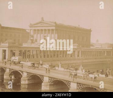 Alte Nationalgalerie à Berlin, vue de l'Alte Nationalgalerie sur l'île aux musées, avec le Friedrichsbrücke au premier plan., photographie, Friedrich Albert Schwartz, (mentionné sur l'objet), Berlin, 1876 - 1890, papier, impression albumine, hauteur, 166 mm × largeur, 205 mm Banque D'Images